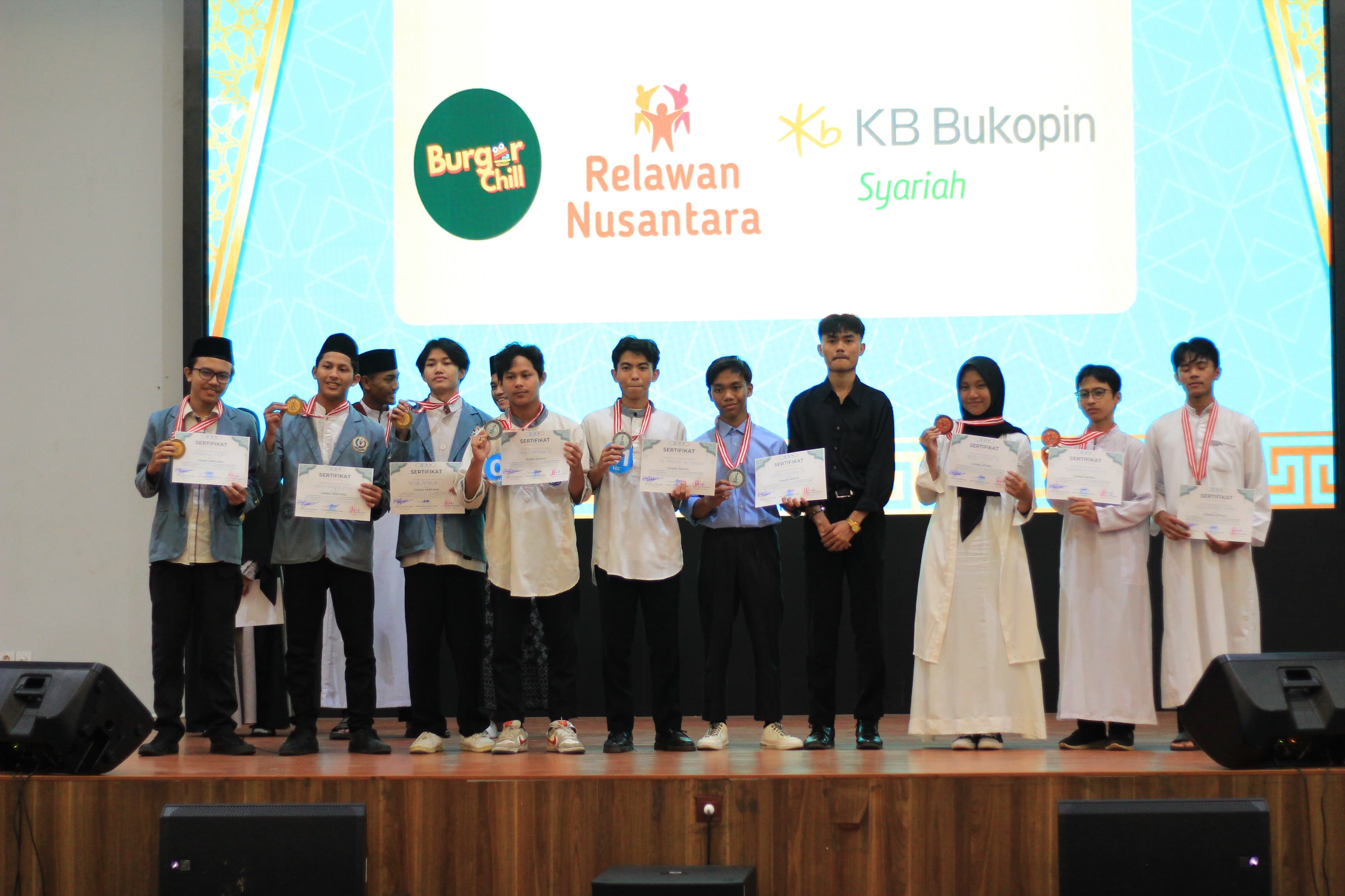 Pelajar Memenangkan Penghargaan di Kompetisi di Auditorium Universitas Muhammadiyah Bandung